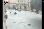 Scippa anziana facendola cadere a terra, telecamere di sicurezza lo incastrano