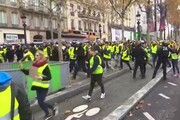 I gilet gialli a Parigi invadono gli Champs-Elysees