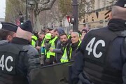 Centinaia di gilet gialli manifestano a Parigi