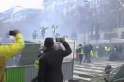 Guerriglia a Parigi tra gilet gialli e polizia