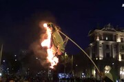 Ncc in piazza bruciano manichino di Di Maio impiccato
