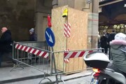 Uffizi: camion danneggia colonna Vasariano e fugge