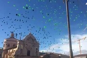 Mattarella a L'Aquila, volano palloncini nero-verdi
