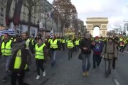 Francia, 136 mila gilet gialli in piazza