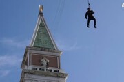 Carnevale Venezia: Renzo Rosso da campanile per 'Volo Angelo'