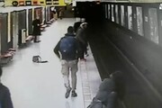 Bimbo di due anni si lancia sui binari della metro