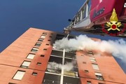 Il palazzo in fiamme visto dall'autoscala dei pompieri