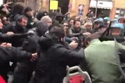 Scontri a Bologna: feriti 4 studenti e un poliziotto