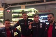 Giocatori Cagliari Calcio fanno gli auguri di pronta guarigione a Roberto Zanda