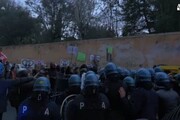 Salvini a Pisa: il video della carica di alleggerimento della polizia