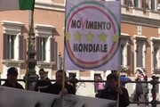 A Montecitorio sbuca striscione per Di Maio premier
