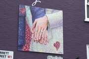 Royal Wedding, le mani degli sposi in un murale
