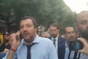 Governo: passeggiata Salvini a Terni, la gente 'non mollare'