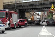 Camion urta contro ponte fs, danni a binari,traffico in tilt