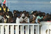 Migranti, la nave Diciotti a Catania