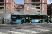 Bus a fuoco vicino al Vaticano, fumo e fiamme in strada
