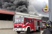 i Vigili del Fuoco intervengono a Piediripa di Macerata per un incendio in una ditta di smaltimento rifiuti speciali