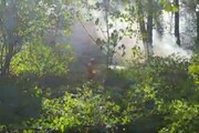 Pompieri spengono il fuoco tra Calci e Vicopisano