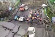 Crolla ponte a Calcutta, feriti intrappolati nelle auto