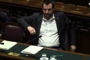 Caso Diciotti: Salvini in Aula ride, applaude e poi saluta