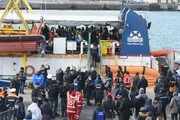 Sbarco migranti, equipaggio Sea Watch applaude