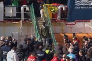 Sea Watch a Catania, applausi e abbracci tra i migranti