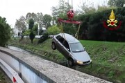 Vicenza, finisce nel fiume un'auto coinvolta in un incidente