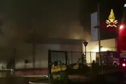 Incendio devasta capannone Mondo Camerette a Sassari
