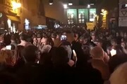 Sparatoria Questura, folla commossa saluta i due agenti uccisi