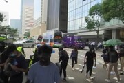 Hong Kong, manifestanti bloccano strade e treni