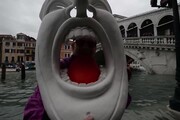 Maschera veneziana protesta contro l'abbandono della citta'