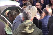 Omicidio Sacchi, il funerale: rose bianche per l'ultimo saluto a Luca