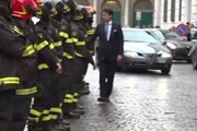Alessandria, Conte ai funerali dei pompieri: l'abbraccio con parenti e colleghi delle vittime