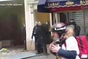 Parigi, black bloc al corteo: scontri e cassonetti in fiamme