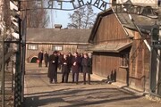 La prima volta di Merkel a Auschwitz: 'Mai dimenticare'
