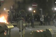 Guerriglia a Torino, cassonnetti incendiati e vetrine spaccate