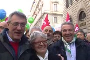 Sfila a Roma la manifestazione unitaria Cgil, Cisl e Uil