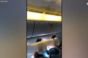 Panico in volo, il video a bordo dopo la turbolenza