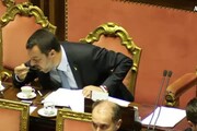 Salvini in Senato, prima di parlare studia e prende caffe'