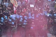Tensioni con polizia e carica di un gruppo di manifestanti a Napoli