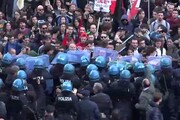 Scontri a Napoli tra agenti e manifestanti anti-Salvini