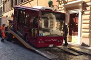 Bus elettrico in fiamme nel centro di Roma