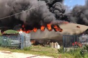 Incendio in rimessaggio barche a Massarosa