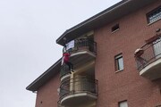 L'Aquila, si cala dal balcone: la protesta del direttore Confcommercio