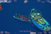 Migranti, a Licata la 'nave madre' sequestrata