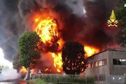 Vasto incendio in un'azienda di vernici in Veneto