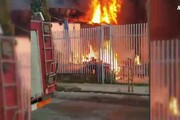 In fiamme deposito di giocattoli a Napoli, evacuati palazzi