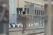 Nudo fa jogging tra le macchine a Milano
