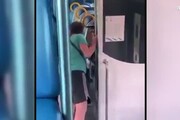 Insulti razzisti su treno, giovane posta video-denuncia