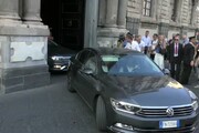 Salvini contestato, bottigliette vuote contro auto
